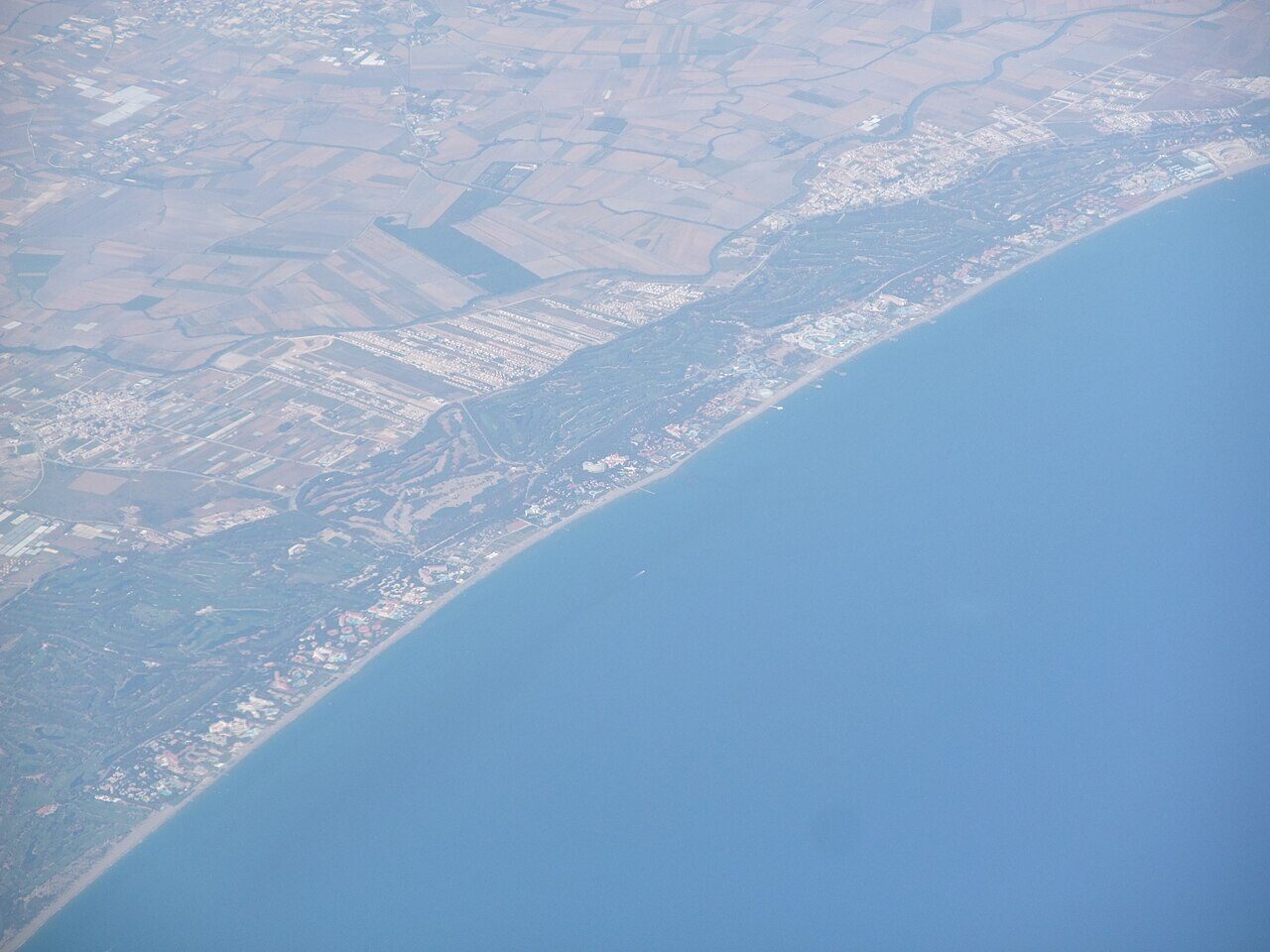 Antalya kıyısında deniz ve sahil şeridi