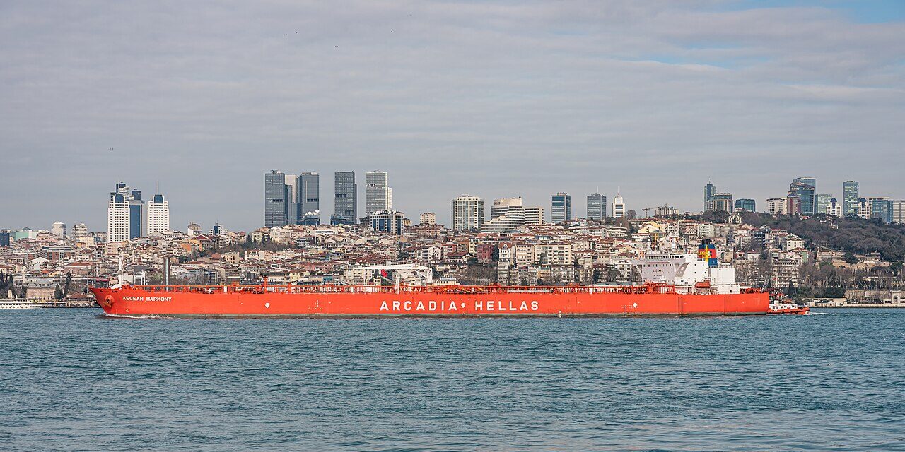 İstanbul Boğazı'nda gemi ve şehir silüeti