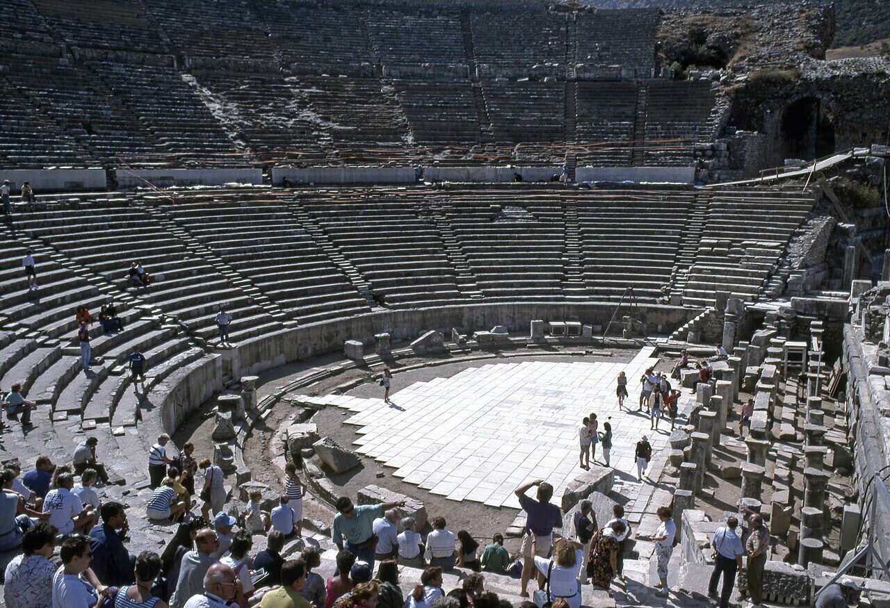 Efes Büyük Tiyatro'nun basamakları