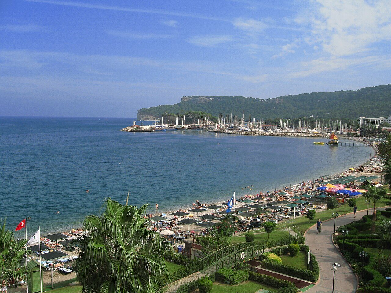 Kemer'de plaj, marina ve deniz