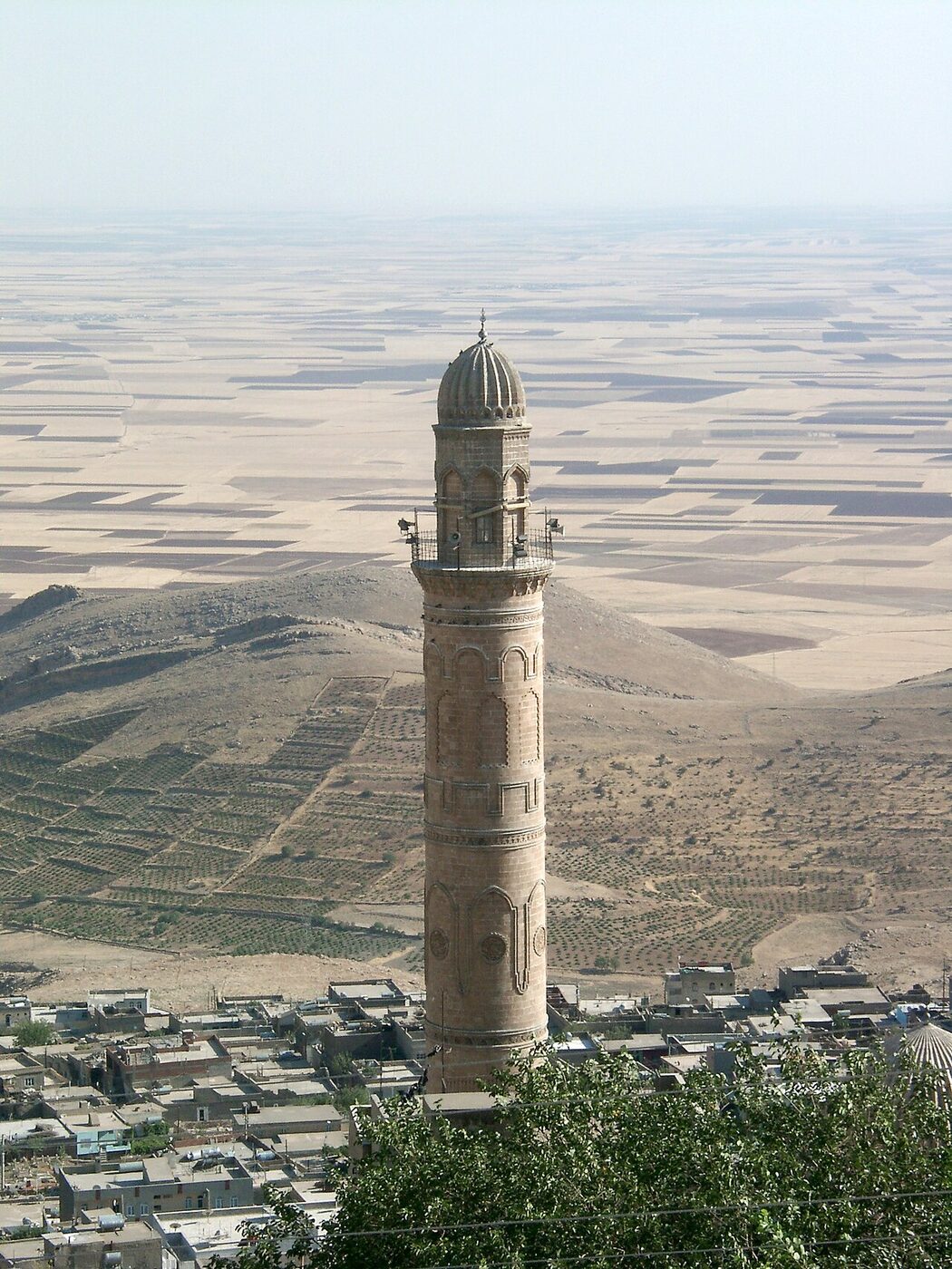Mardin eski şehrinde minare ve Mezopotamya ovası
