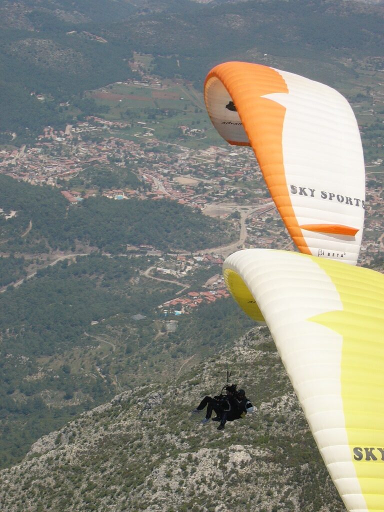 Ölüdeniz üzerinde yamaç paraşütü