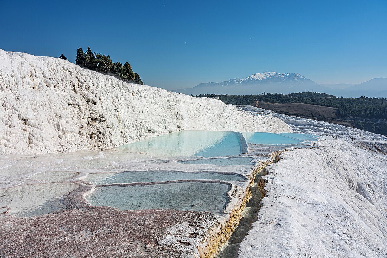 Pamukkale'nin beyaz traverten terasları