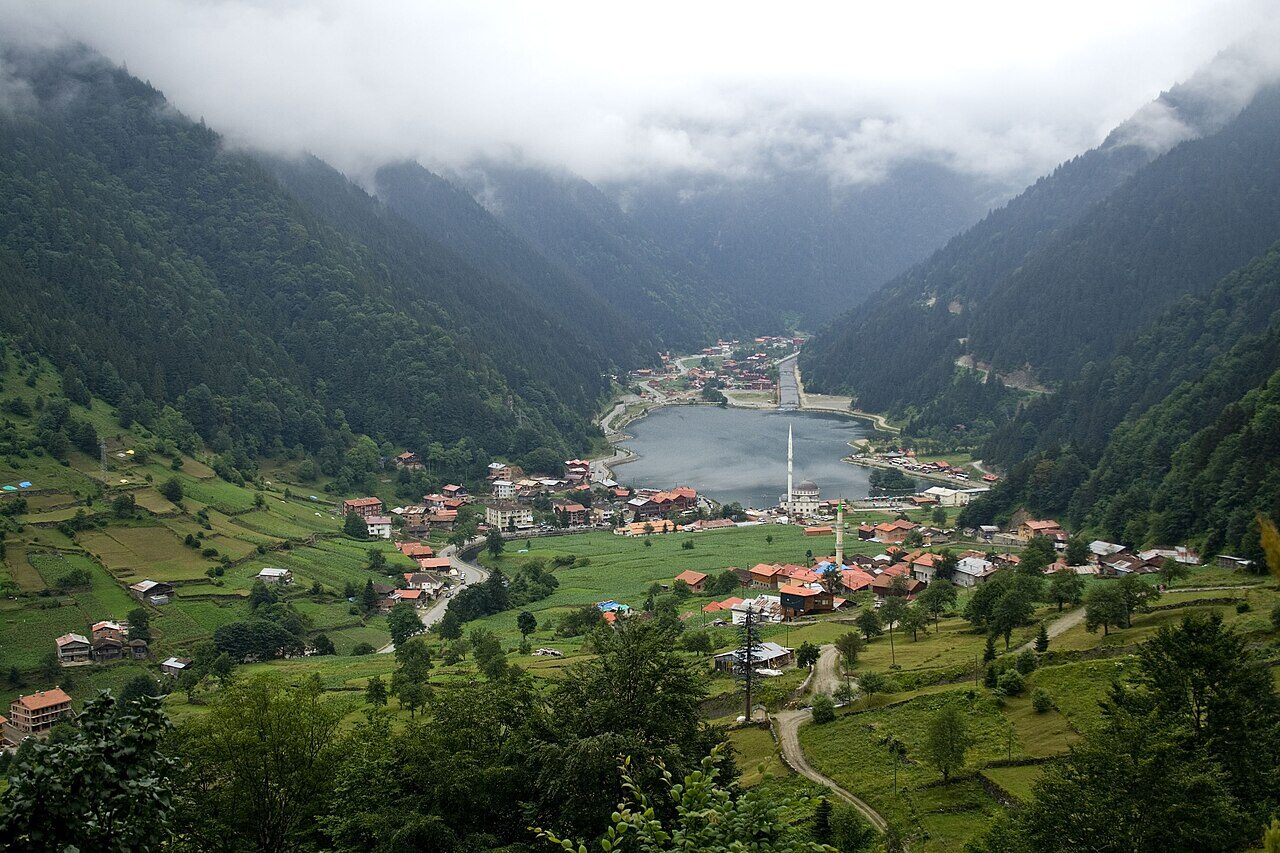 Uzungöl ve çevresindeki yamaçlar